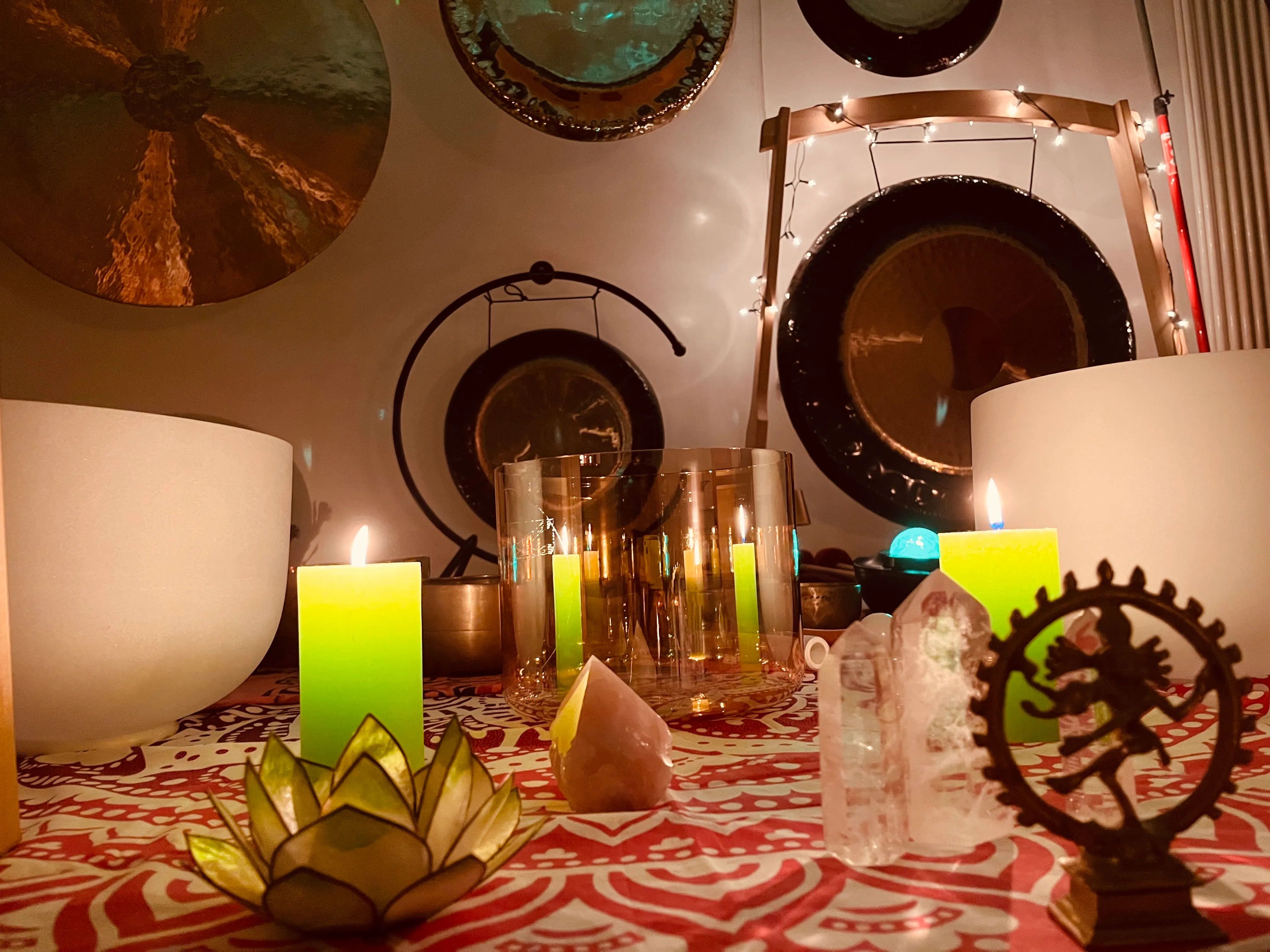 Kerzen und Gongs im YogaRaum Ahrensburg
