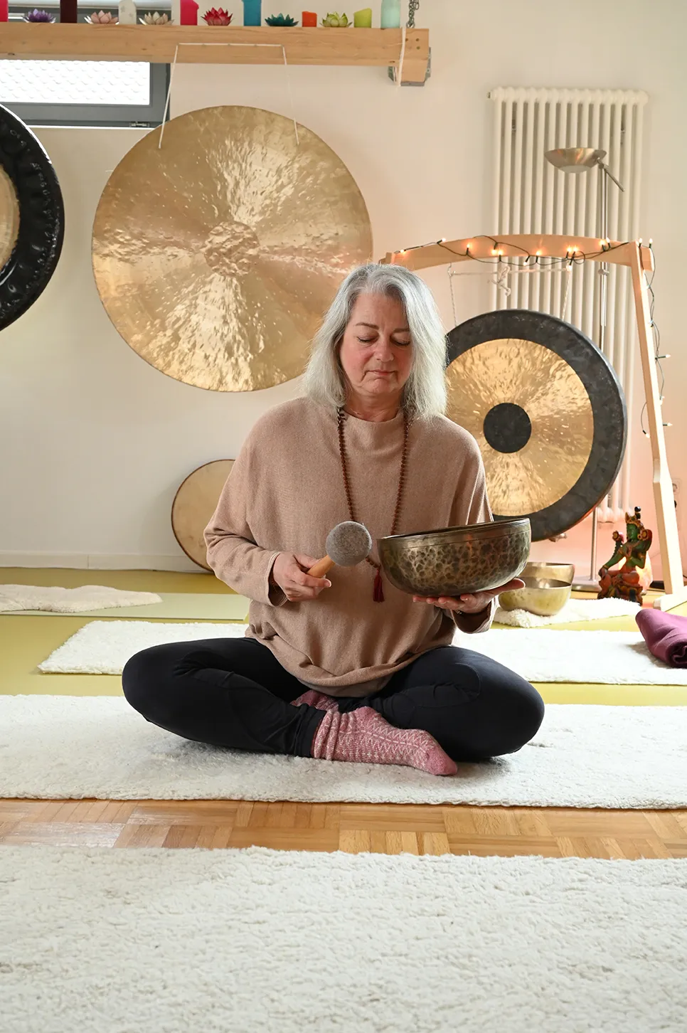 Gabriela Lehnert mit Klangschale und Gongs