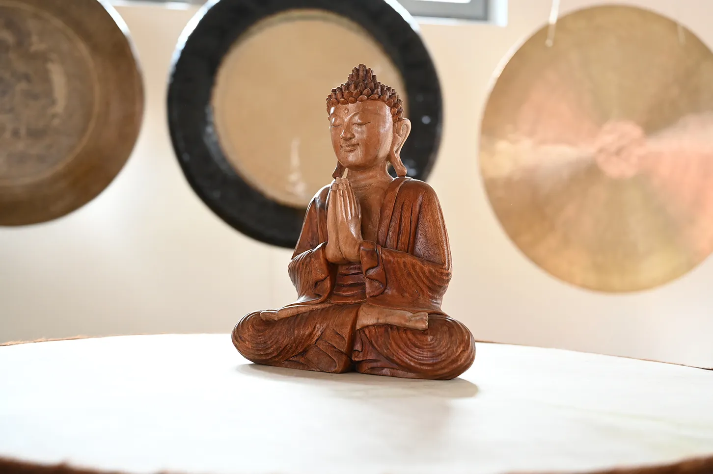 Buddha vor Gongs im YogaRaum Ahrensburg
